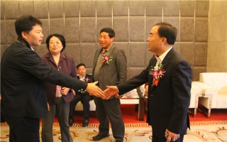 國家發(fā)展改革委資源節(jié)約與環(huán)境保護司牛波處長（和劉總握手）、全國墻材革新工作委員會會長滕軍力（女士）