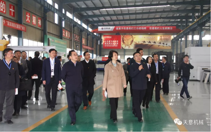 濟(jì)寧市委常委、組織部部長(zhǎng)孔凡萍帶領(lǐng)全市“兩新”組織黨建工作現(xiàn)場(chǎng)觀摩團(tuán)蒞臨天意機(jī)械調(diào)研指導(dǎo)