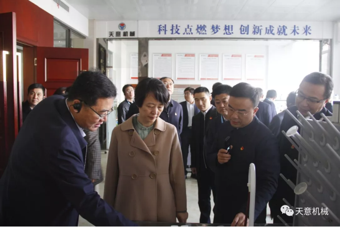 濟(jì)寧市委常委、組織部部長(zhǎng)孔凡萍帶領(lǐng)全市“兩新”組織黨建工作現(xiàn)場(chǎng)觀摩團(tuán)蒞臨天意機(jī)械調(diào)研指導(dǎo)