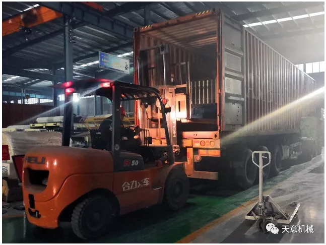 天意機(jī)械為柬埔寨客戶加工生產(chǎn)年產(chǎn)80萬平方輕質(zhì)墻板生產(chǎn)線成功裝車啟運(yùn)！